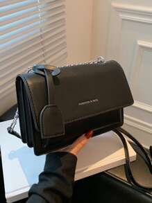 有字母浮雕的蓋子鏈條方形包款,斜跨包/肩背包風格,休閒時尚的純色設計,適用於女性、新手及白領愛好者,適用於女孩、女人。此禮品包完美適用於辦公室、工作、商務和通勤 - 黑色 - 查看 6