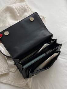 有字母浮雕的蓋子鏈條方形包款,斜跨包/肩背包風格,休閒時尚的純色設計,適用於女性、新手及白領愛好者,適用於女孩、女人。此禮品包完美適用於辦公室、工作、商務和通勤 - 黑色 - 查看 7