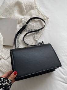 有字母浮雕的蓋子鏈條方形包款,斜跨包/肩背包風格,休閒時尚的純色設計,適用於女性、新手及白領愛好者,適用於女孩、女人。此禮品包完美適用於辦公室、工作、商務和通勤 - 黑色 - 查看 8