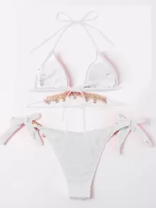 SHEIN Swim Conjunto de bikini con textura de playa de 2 piezas, top de triángulo con decoración de cadena de cristales y Bottom de bikini con lazos laterales - Blanco - Ver 2