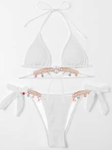 SHEIN Swim Conjunto de bikini con textura de playa de 2 piezas, top de triángulo con decoración de cadena de cristales y Bottom de bikini con lazos laterales - Blanco - Ver 3