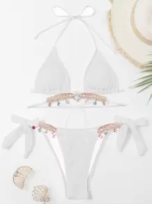 SHEIN Swim Conjunto de bikini con textura de playa de 2 piezas, top de triángulo con decoración de cadena de cristales y Bottom de bikini con lazos laterales - Blanco - Ver 4