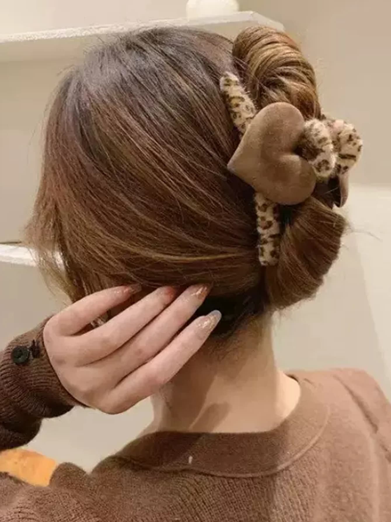 Garra de pelo mullida con patrón de leopardo con adorno de corazón - Multicolor - Ver 1