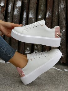 女士白色鏈條裝飾前綁帶運動鞋,圓頭低幫板鞋 - 白色 - 查看 1