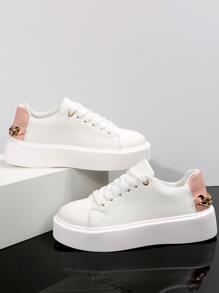 女士白色鏈條裝飾前綁帶運動鞋,圓頭低幫板鞋 - 白色 - 查看 2