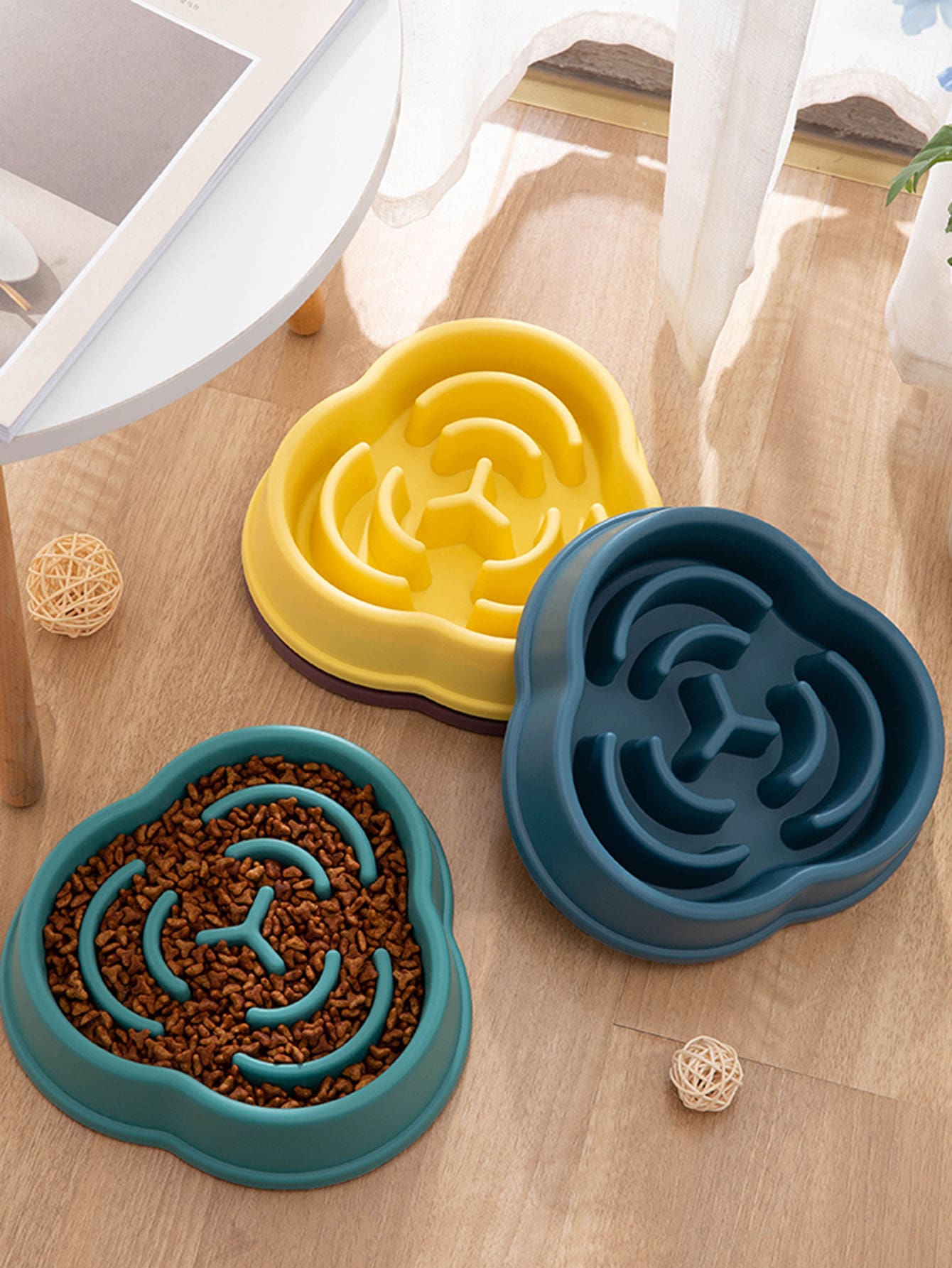 1pc Random Color Clover Shaped Pp Material Slow Feeder Bowl For Medium & Large Size Dog Lover And Dog Mom Loves, Slow Down Eating, Great For Daily Use And Outdoor Activities For Cat Lover And Cat Mom Loves And Dog Lover And Dog Mom Loves - Multicolor - View 1
