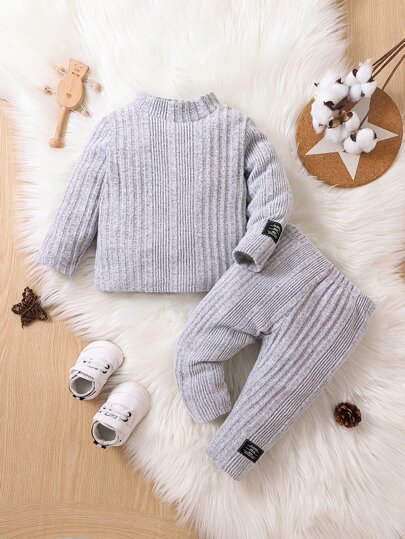 男嬰字母貼布小高領條紋針織T恤和褲子