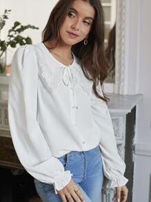 SHEIN Frenchy 前繫帶花卉刺繡網紗誇大領口襯衫 - 白色 - 查看 4