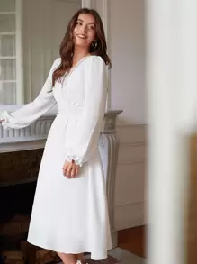 SHEIN Frenchy 蕾絲拼接交疊領A字連衣裙 - 白色 - 查看 1