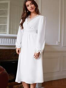 SHEIN Frenchy 蕾絲拼接交疊領A字連衣裙 - 白色 - 查看 3