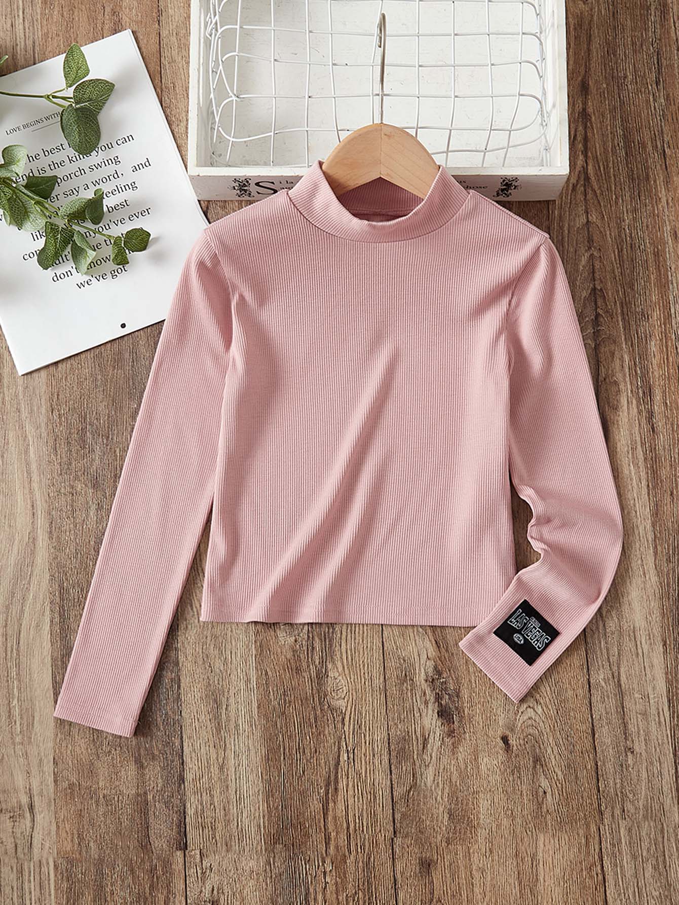 SHEIN Chicas Camiseta con parche de letra tejido de canalé de cuello alto - Rosa Pálido - Ver 1