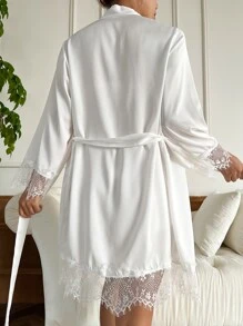 Conjunto de pijama con camiseta de encaje transparente, bata ceñida y shorts en color blanco