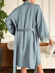 Conjunto de pijama con camisón de satén con encaje en contraste y bata con cinturón - Celeste - Ver 2