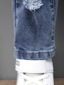 Salopetă din denim cu buzunar rupt în față pentru copii mici