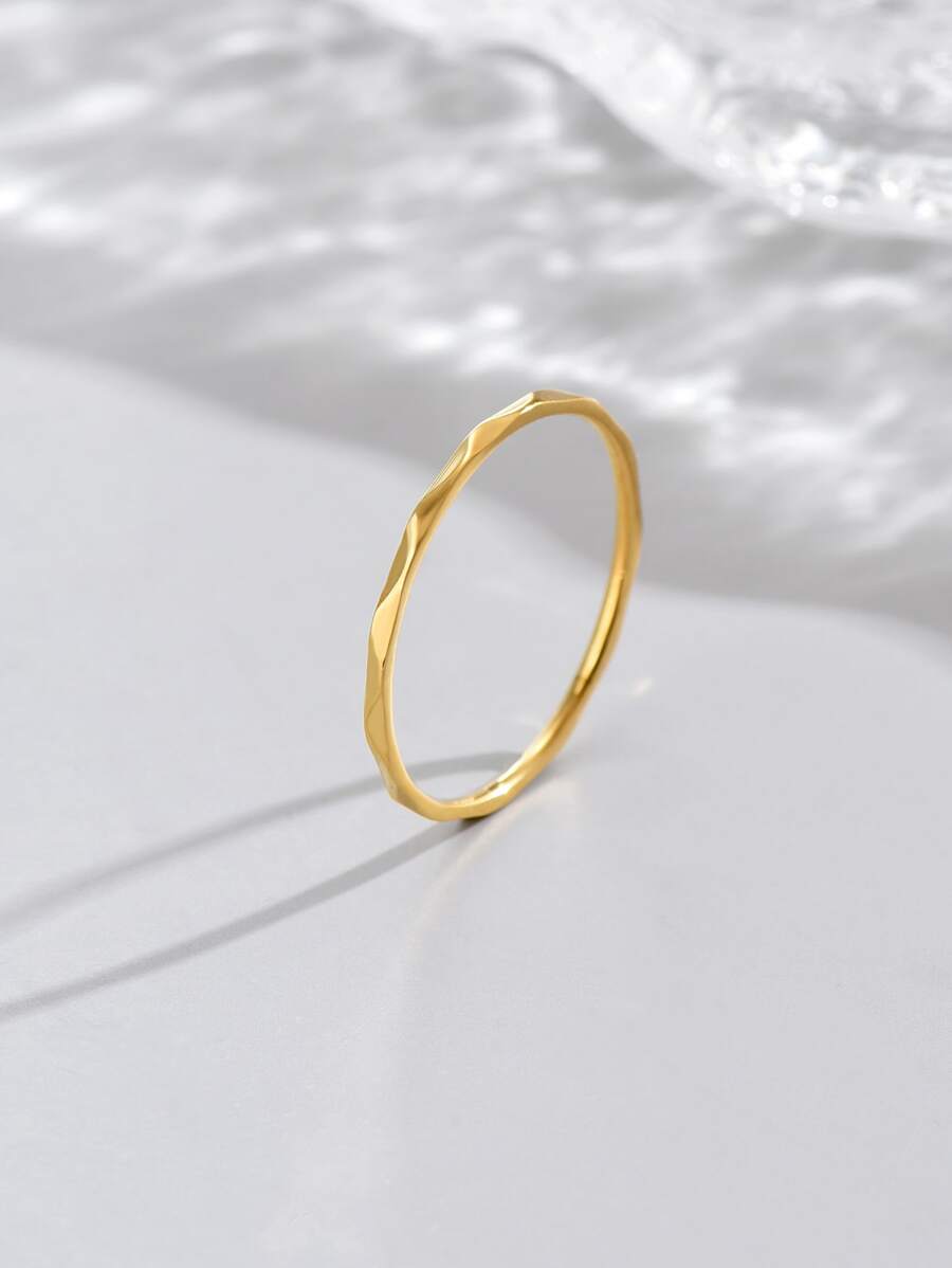 一枚日韓風格的別緻極簡主義戒指,帶鑽石紋理,適合約會和日常配戴的不銹鋼女配飾品 - 金黃色 - 查看 1