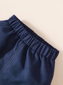 小男童格子呢圖案翻蓋口袋襯衫和褲子