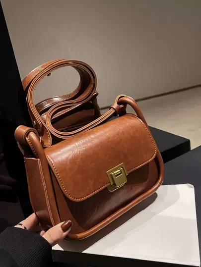 金屬裝飾翻蓋方包