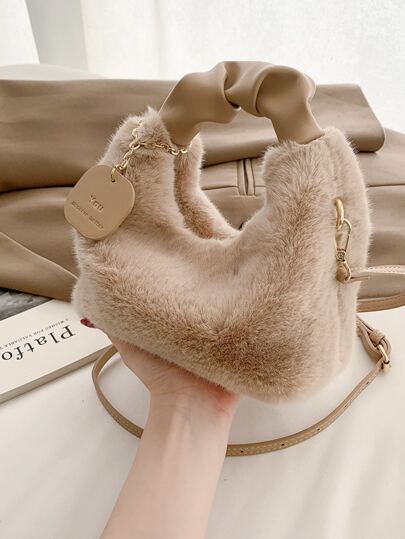 極簡風格毛茸茸流浪包帶字母墜飾