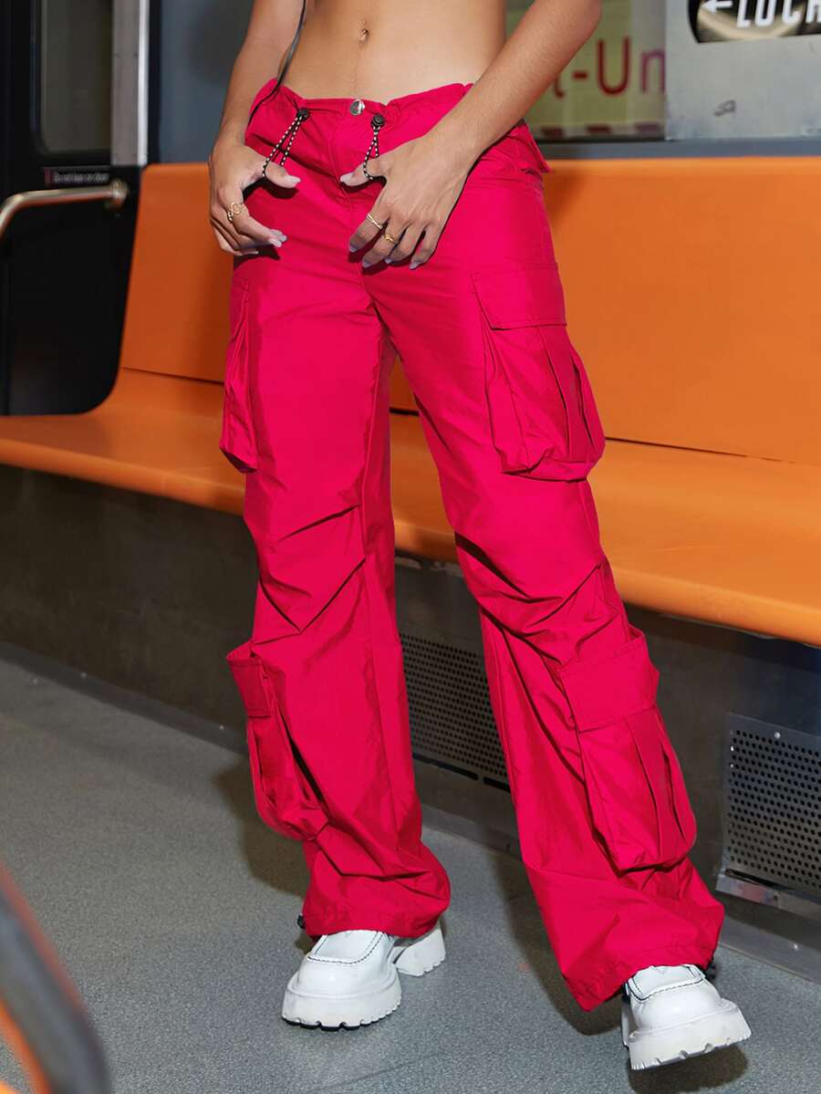 Street Vibes Pantalones parachute con bolsillos con solapa con cordón fruncido - Rosa Roja - Ver 1