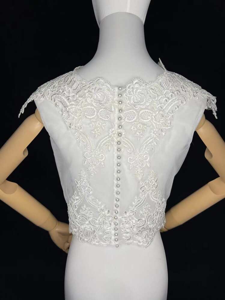 Xale curto de casamento com botões e pérolas artificiais bordadas - Branco - Ver 2