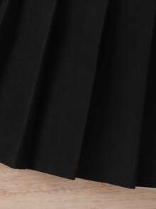 女孩格紋印花背心上衣和百褶半身裙和襯衫