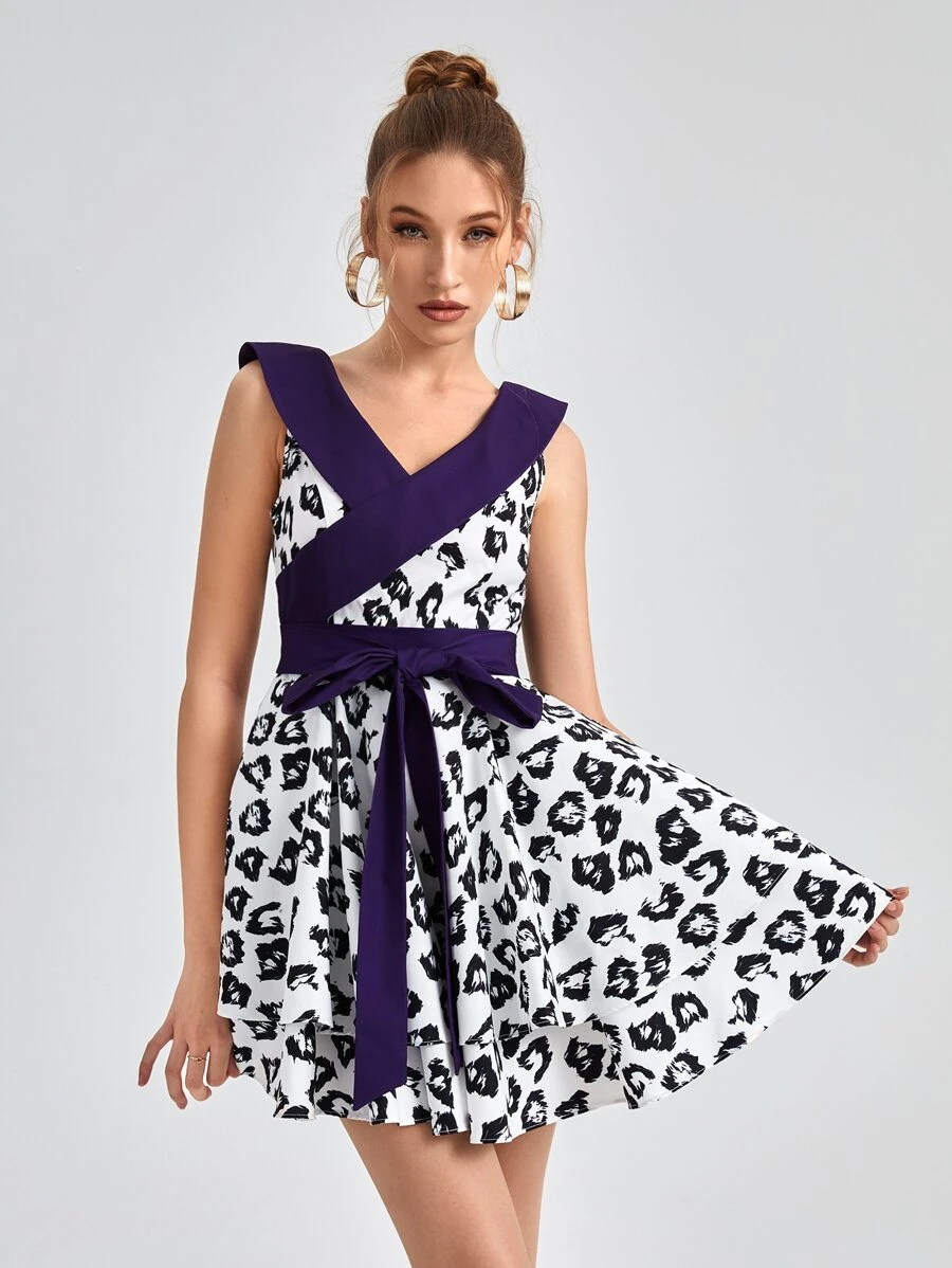 Boss Babe 滿版印花雙層下擺前繫帶連衣裙