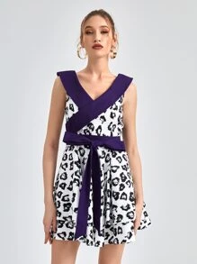 Boss Babe 滿版印花雙層下擺前繫帶連衣裙