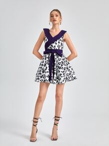 Boss Babe 滿版印花雙層下擺前繫帶連衣裙