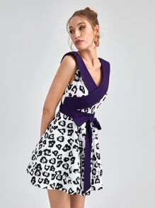 Boss Babe 滿版印花雙層下擺前繫帶連衣裙