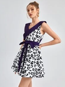 Boss Babe 滿版印花雙層下擺前繫帶連衣裙