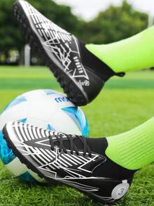 Men Geometric Pattern Lace-up Front Soccer Shoes - Black and White - View 2