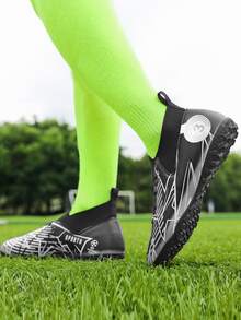 Men Geometric Pattern Lace-up Front Soccer Shoes - Black and White - View 3