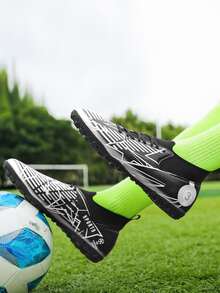 Men Geometric Pattern Lace-up Front Soccer Shoes - Black and White - View 4