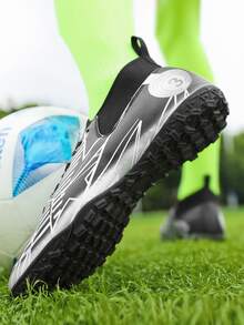 Men Geometric Pattern Lace-up Front Soccer Shoes - Black and White - View 5