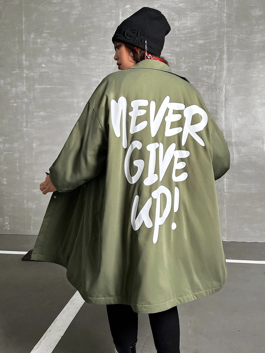 SHEIN EZwear Áo khoác cỡ lớn Nút Túi Slogan Giải trí - xanh quân đội - Xem 1