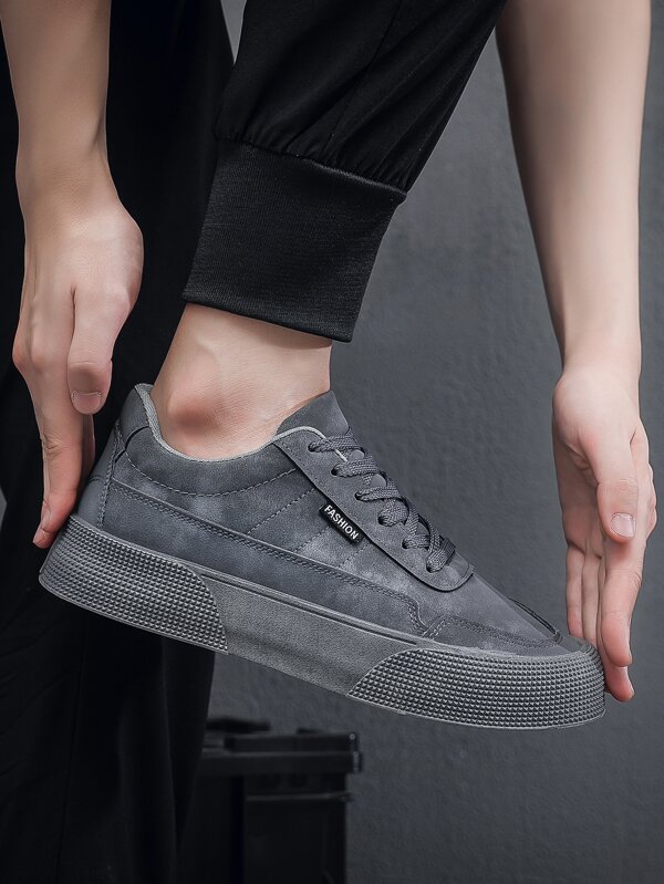 Men Letter Patch Decor Lace-up Front Skate Shoes
