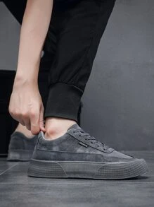 Men Letter Patch Decor Lace-up Front Skate Shoes