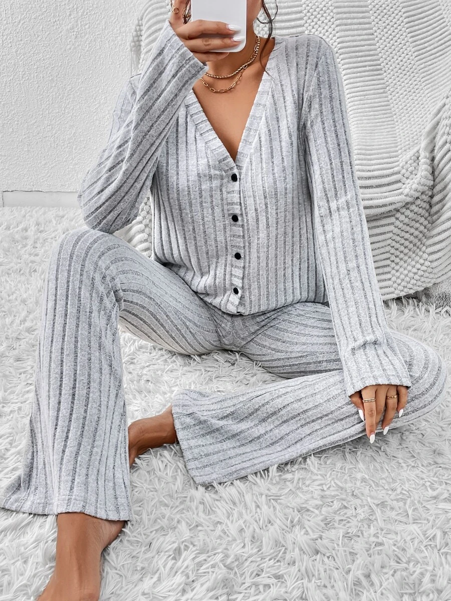 SHEIN Essnce Camiseta tejida de canalé con botón delantero & Pantalones acampanados - Gris Claro - Ver 1