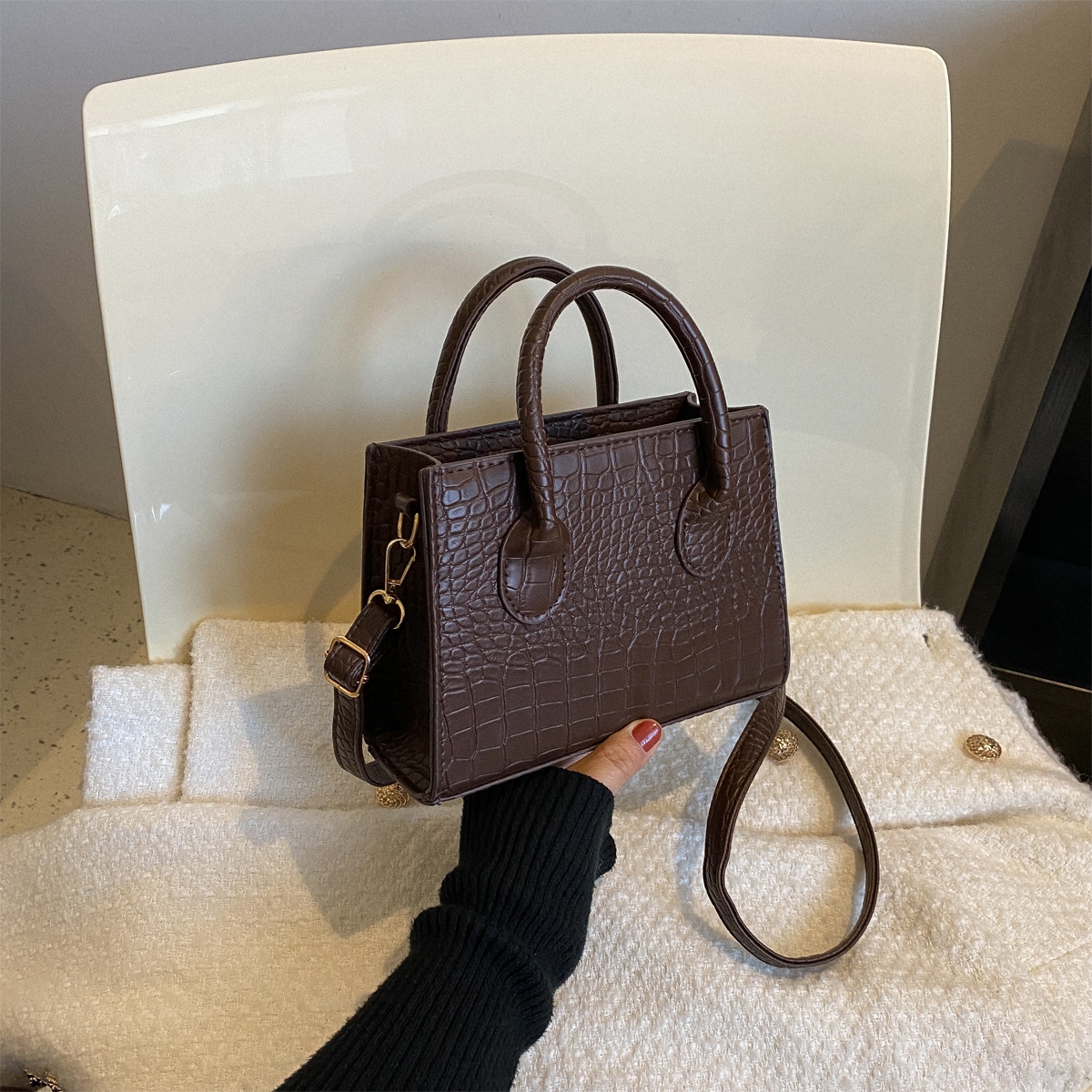 Bolsa cuadrada con cocodrilo en relieve