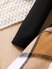 年輕女孩高領落肩袖上衣和格紋腰帶裙