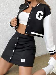 SHEIN EZwear con parche de letra ribete de rayas de hombros caídos corto Cazadora de universidad & Falda - Blanco y Negro - Ver 1