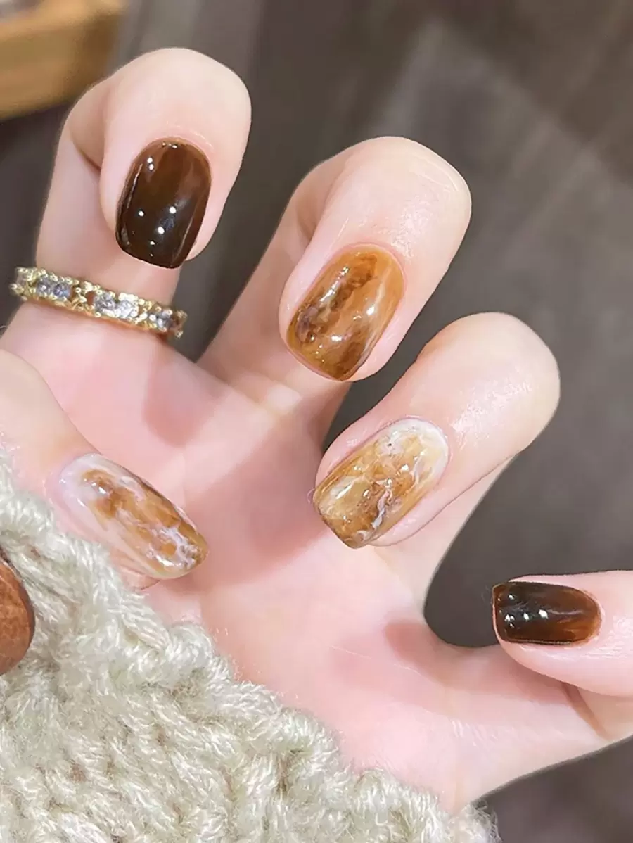 24入組簡約風格短款方形假指甲，棕色配雪花圖案，附有1支矽膠膠水和1個美甲檔套裝，適用於派對、舞會和日常穿著，展現指尖的魅力 - 彩色 - 查看 1