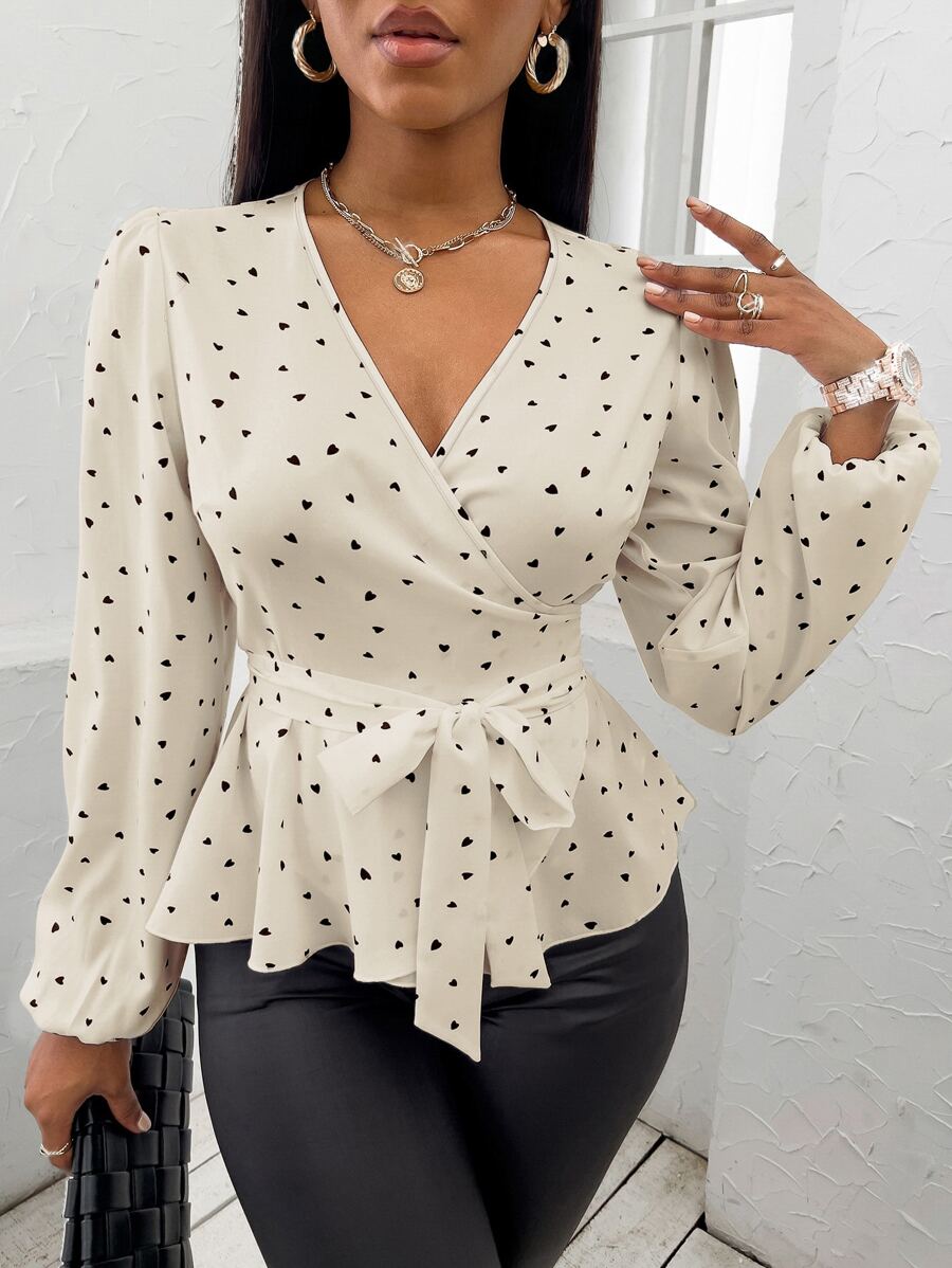 SHEIN Clasi Blusa al azar con estampado de corazón de cuello cruzado con cinturón - Beis - Ver 1