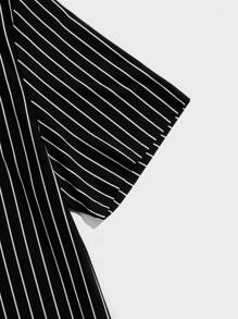 Manfinity VCAY Men Letter Graphic Patch Detail Striped Tee, Summer - Black - View 4