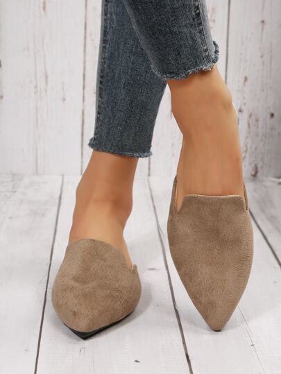 2025 秋季卡其色尖头平底穆勒一脚蹬休闲鞋，软底舒适女士工作鞋，与连衣裙完美搭配