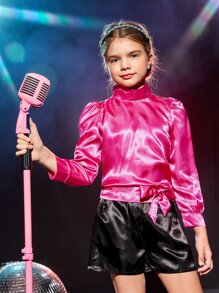 女孩小高領泡泡袖上衣和短褲