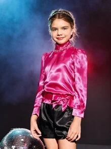 女孩小高領泡泡袖上衣和短褲