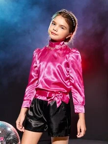 女孩小高領泡泡袖上衣和短褲