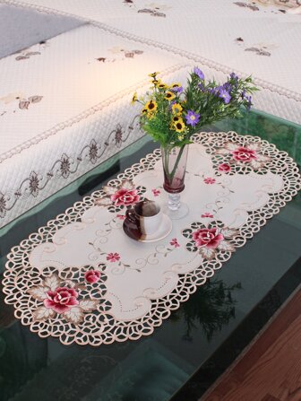 1片紅玫瑰桌布,北歐風格,豪華奢華,米色聚酯纖維面料,橢圓形狀,完美工藝,紅色刺繡和空洞,適用於咖啡桌、餐桌、婚禮