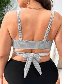 Top bikini de rayas con diseño de cadena cruzado con cordón trasero - Blanco y Negro - Ver 2